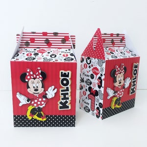 Puede incluir: Dos cajas de regalo rojas con el tema de Minnie Mouse. Cada caja presenta un gráfico de Minnie Mouse, el nombre "KHLOE" y un diseño de lunares y rayas en blanco y negro. Las cajas están decoradas con las palabras "OH GIRL" y "GUSH".