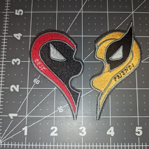 Peut inclure: Deux patchs brodés en forme de cœur. Le patch de gauche est rouge et noir avec le mot "BEST" brodé dessus. Le patch de droite est jaune et noir avec le mot "FRIENDS" brodé dessus.
