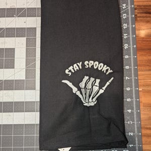 Torchon de cuisine brodé Halloween Stay Spooky