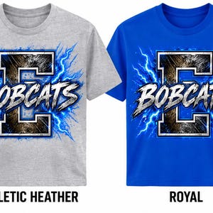 Puede incluir: Cuatro camisetas de manga corta en blanco, gris jaspeado, azul real y azul marino. Cada camiseta presenta un gráfico central de una letra E grande con la palabra BOBCATS en plata, rodeada de ilustraciones de rayos de color azul.