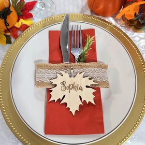 Marque-places Feuilles d'érable Marque-places en feuille découpés au laser Marque-places pour mariage automne Décoration de Thanksgiving Marque-place pour Thanksgiving Feuille d'érable en bois