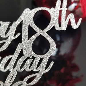 Pode incluir: Topper de bolo de glitter prata com as palavras "18th Birthday" em fonte cursiva.
