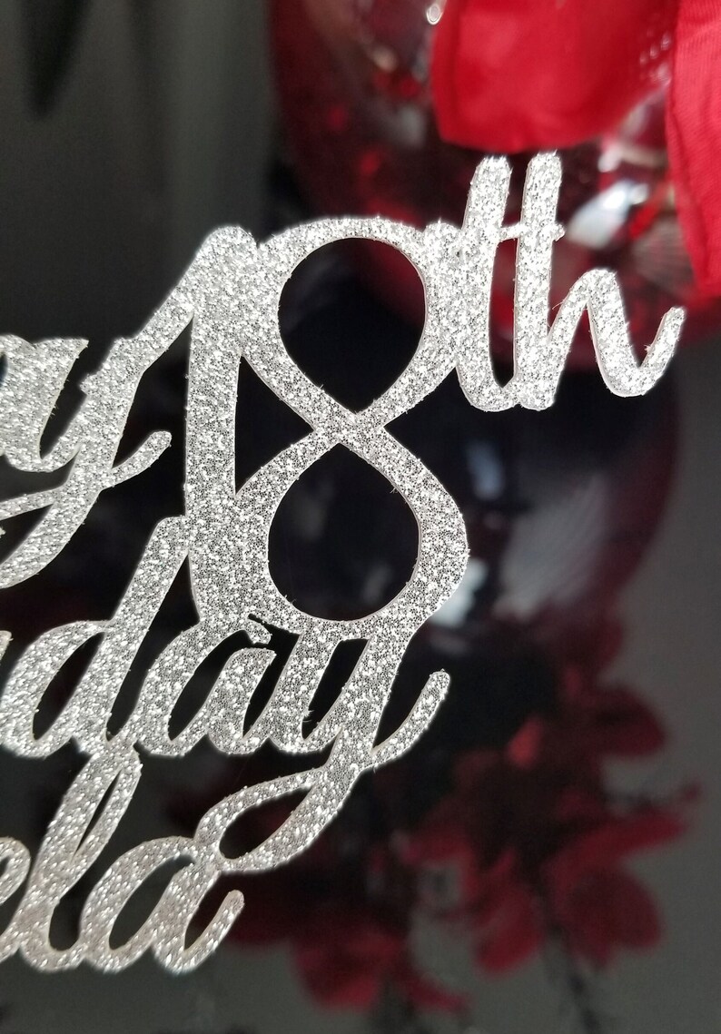 Pode incluir: Topper de bolo de glitter prata com as palavras "18th Birthday" em fonte cursiva.