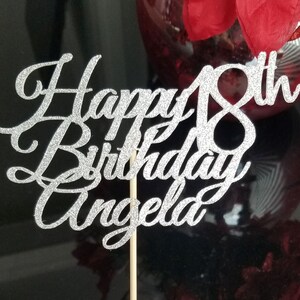 Pode incluir: Topper para bolo de glitter prateado com o texto "Happy 18th Birthday Angela".