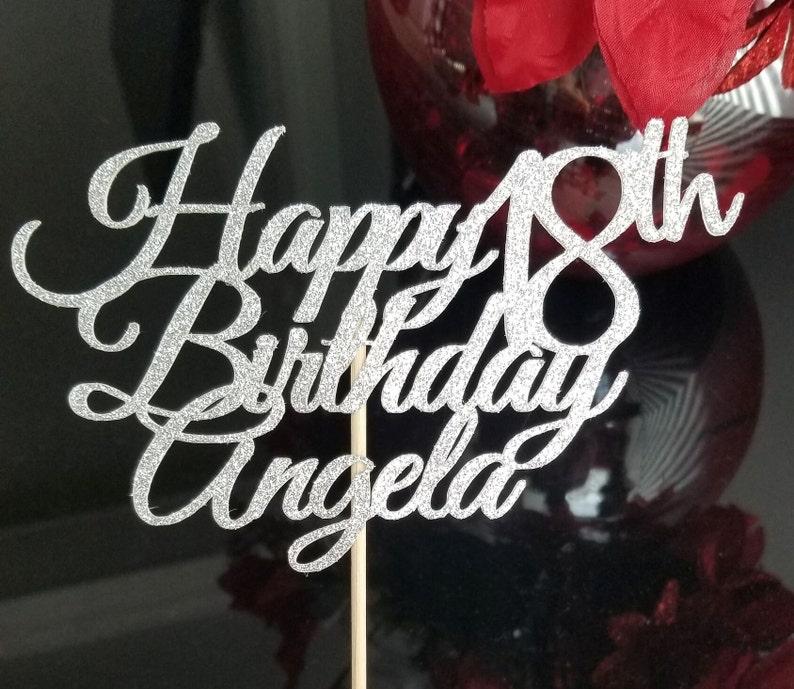 Pode incluir: Topper para bolo de glitter prateado com o texto "Happy 18th Birthday Angela".