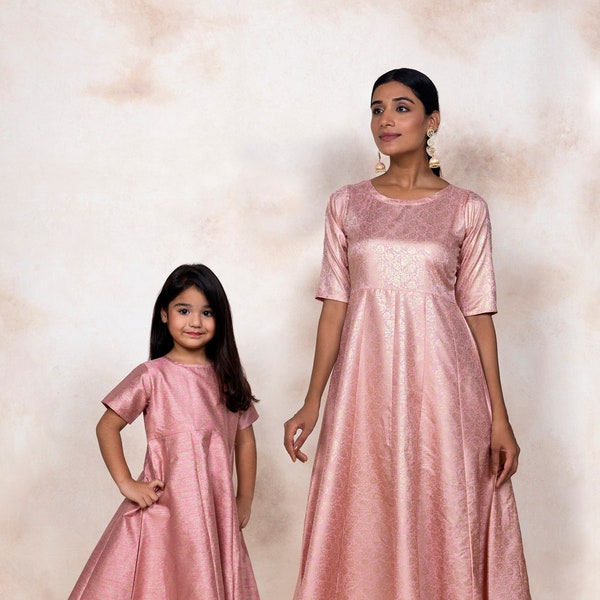 Robe rose clair à imprimé feuille de soie pour mère et fille, tenue de mariage, cadeau pour son couple, ensemble de robe