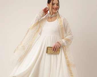 Off White Cotton Anarkali Salwar Kameez: Floral Gota Patti Hochzeitskleidung