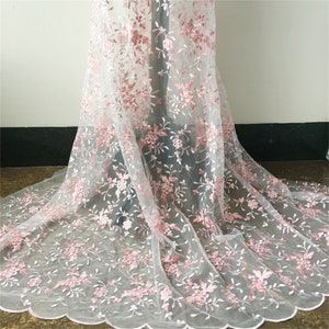 Exquis filet de dentelle florale rose à la fois tissu de dentelle à broder à bords festonnés moyennement rigide pour robe de demoiselle d&#39;honneur, 49 pouces de largeur Vendu par mètre