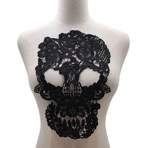 Op de afbeelding: Zwarte kant skull applique. Dit delicate skull ontwerp is perfect om een ​​toets van gotische stijl aan je knutselwerk toe te voegen.