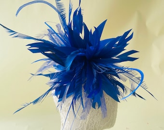 Naturliga fjäderfästen med gåsstrimmad hacklefjäder, blomfärgad fjäder, hattfjädrar för hatttillverkning, fascinatordekoration