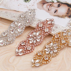 Puede incluir: Tres adornos de ribete de cuentas en plata, oro rosa y oro. Cada ribete presenta un patrón repetido de diamantes de imitación transparentes y un diseño floral.