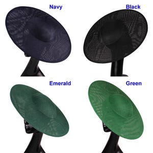 Peut inclure: Quatre chapeaux à larges bords, de couleurs marine, noir, émeraude et vert. Chaque chapeau est présenté sur une tête de mannequin noire. Les chapeaux ont une couronne circulaire et un large bord plat. Le texte "Navy", "Black", "Emerald" et "Green" est au-dessus de chaque chapeau.