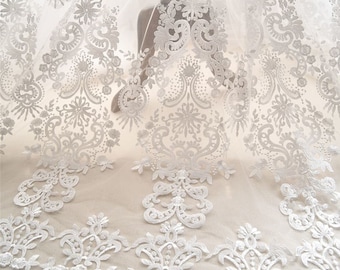 Off White Royal Floral Spetstyg Broderad Spetsnät 59 Tum Bredd För Bröllopsklänning, Brudklänning, Klänning Säljs Per Meter