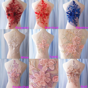 Puede incluir: Surtido de aplicaciones de encaje floral en varios colores, incluyendo burdeos, rojo y dorado, zafiro, blanco, caramelo, rosa púrpura y dorado. Cada aplicación presenta un delicado diseño floral con adornos de perlas.