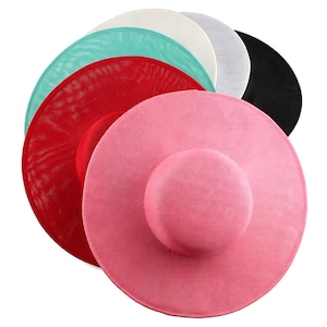 Puede incluir: Una colección de sombreros de ala ancha con una superficie tejida y texturizada. Los sombreros están dispuestos en una pila superpuesta y vienen en una variedad de colores que incluyen rosa, rojo, turquesa, crema, gris claro y negro sólido.