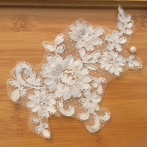 Corded Ivory Lace AppliqueTrim, Wedding Lace Applique, Bridal lace Applique for gown, sash, head pieces, veil, Floral Lace Applique, 1 Pair