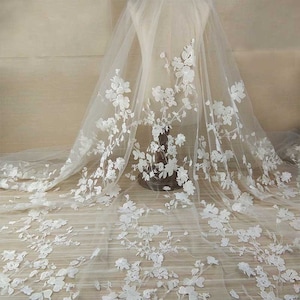 オフホワイトの花のレース生地刺繍花柄レースメッシュ生地DIYウェディングブライダルドレスフォーマルパーティーガウンオーバーレイ1ヤードあたり販売