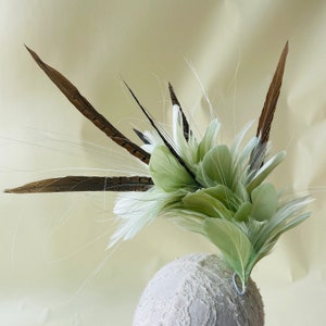 Piume d'oca tinte Piume tinte fatte a mano Fiore Monte Bouquet fiori Modisteria Fascinator Oca per cappello Fare Fascinators Decorazione