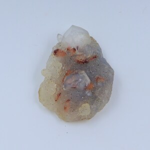 Brauner Stilbit auf grauem Chalcedon, Chalcedon Mineral, brauner Stilbit auf grauem Chalcedon, natürlicher brauner Stilbit, NaturChalcedon