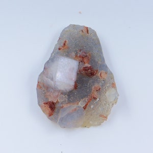 Brauner Stilbit auf grauem Chalcedon, Chalcedon Mineral, brauner Stilbit auf grauem Chalcedon, natürlicher brauner Stilbit, NaturChalcedon