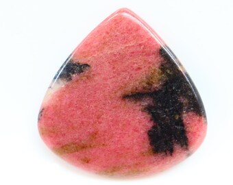 Puede incluir: Un cabujón de piedra preciosa rosa y negro con forma de lágrima. La piedra tiene una superficie lisa y pulida.