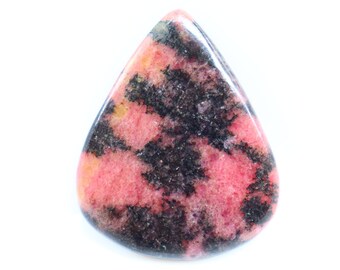 Puede incluir: Un cabujón de piedra preciosa rosa y negro con forma de lágrima.