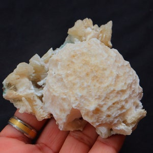 Naturlig stilbit i okenit gyrolitmineral, okenitkristall, okenitkluster, okenit gyrolitblomma, dekorativ sten, okenit zeolit