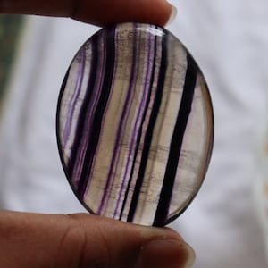 Cristallo di fluorite / Pietra di palma di fluorite / Casa, SpiritualitàReligione, Grani di preghiera, Pietra di preoccupazione di fluorite, Dimensioni - 60x45x14mm Peso-69gm...
