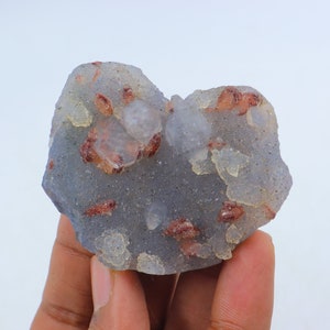 Brauner Stilbit auf grauem Chalcedon, Chalcedon Mineral, brauner Stilbit auf grauem Chalcedon, natürlicher brauner Stilbit auf grauem Chalcedon