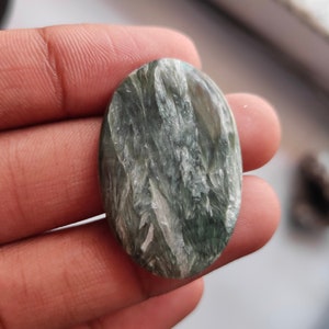 Very !!!! Rare Natural Seraphinite Cabochon Amazing Russian Seraphinite Gemstone Top Quality Green Seraphinite Dimensions-39x25x5mm Wt-37ct.
