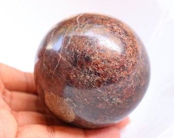Sphère de grenat, cristaux de guérison et pierres de guérison. Cristal de guérison, pierre précieuse d'affichage du chakra du cœur d'ancrage, sphère de cristal almandine.