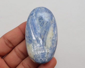 Piedra de palma de cianita azul de alta calidad, cianita azul plateada natural, piedra de comunicación, gema de cianita azul para reequilibrar el chakra de la garganta.