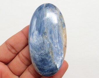 Piedra de palma de cianita azul de alta calidad, cianita azul plateada natural, piedra de comunicación, gema de cianita azul para reequilibrar el chakra de la garganta.