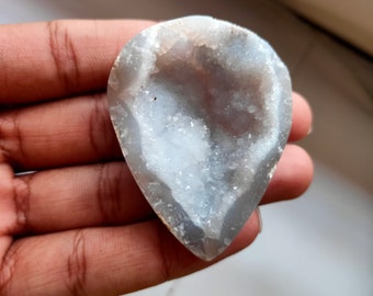 Calcedonia azul natural 100% rara, drusa tallada a mano, cristal brillante en forma de lágrima. Dimensiones: 56 x 42 x 21 mm. Peso: 41,5 g.