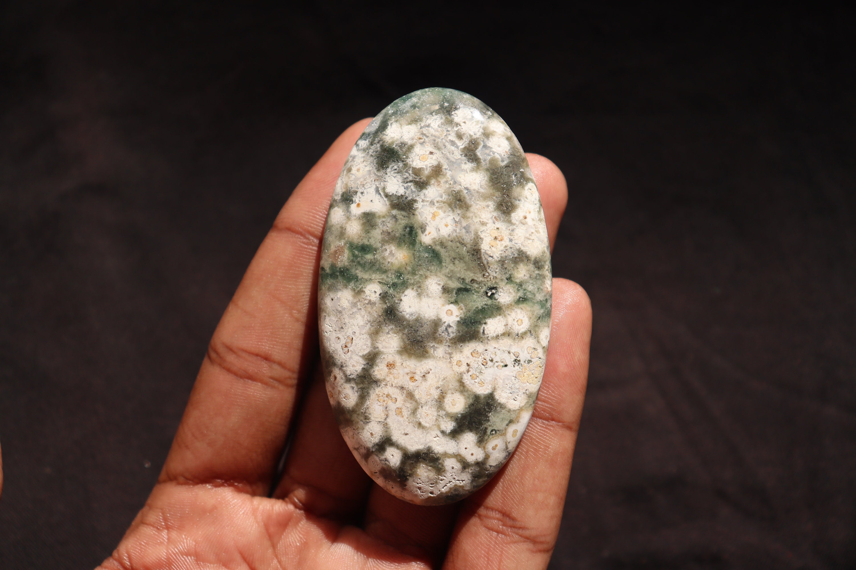 素晴らしいオーシャンジャスパー、パームストーン、希少な球状