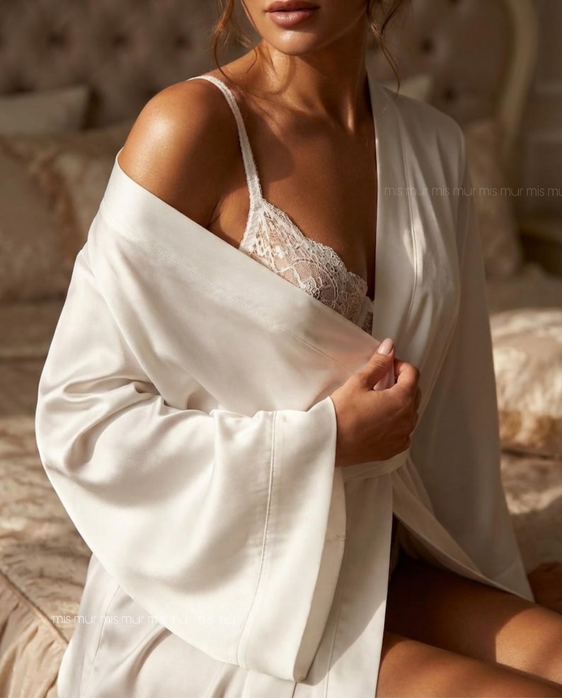 Luxury White Satin Bridal Robe, Silk Kimono Robe for Bride & Bridesmaids, Wedding Day Getting Ready Outfit