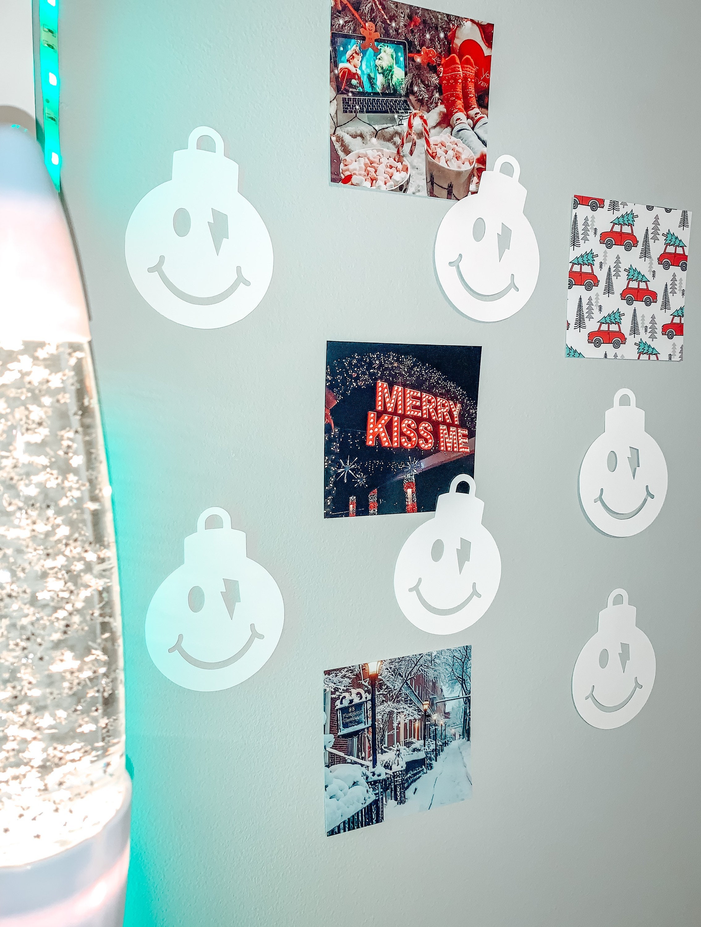 40+ Preppy Christmas Wallpaper Ideas : Present & Lightning I Take