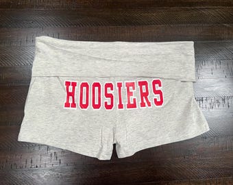 Custom Fold-Over Booty Shorts: College-Spieltagskleidung