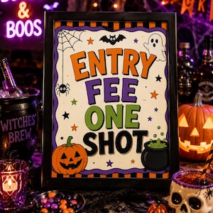以下が含まれることがあります： 黒いフレームに入った長方形の看板で、「ENTRY FEE ONE SHOT」という文字がオレンジ、紫、緑、黒で書かれています。デザインには、クモの巣、クモ、コウモリ、幽霊、ジャック・オー・ランタン、緑色の泡立つ大釜のイラストが含まれています。
