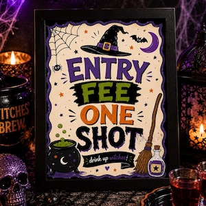 以下が含まれることがあります： クリーム色の背景に「ENTRY FEE ONE SHOT」および「drink up witches!」という文字が書かれた長方形の額入りサイン。黒い魔女の帽子、クモの巣、コウモリ、三日月、泡立つ緑色の釜、ほうきのイラストが描かれています。
