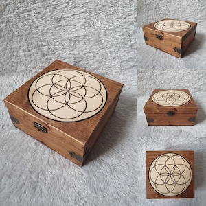 Scatola portaoggetti in cristallo "Seed of Life" fatta a mano in rovere scuro. Realizzata artigianalmente in legno di recupero con griglia di cristallo incisa al laser.