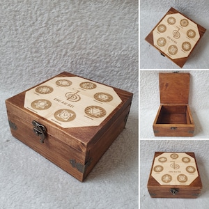 Scatola di protezione dei chakra/scatola di protezione Reiki, realizzata a mano da zero e rifinita in rovere scuro e dipinta a mano in oro.