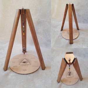 Trípode de madera para péndulo hecho a mano (portátil) para usar con cualquier tablero de péndulo de hasta 10 pulgadas. NO está diseñado como herramienta de radiestesia.