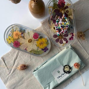 Porta-trecos de resina com flores prensadas: saboneteira floral feita à mão