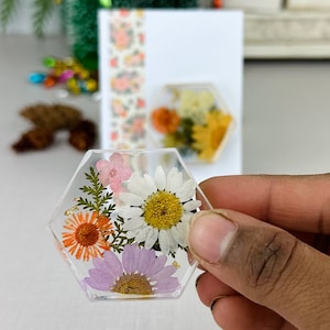 Tarjetas del Día de la Madre hechas a mano con imanes de flores secas y prensadas. Regalos únicos. Imanes de resina. Decoración floral.