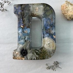 Bloco de letras de resina floral com preservação de buquê de noiva. Feito sob encomenda. Personalizável. Pode ser transformado em uma luminária noturna.