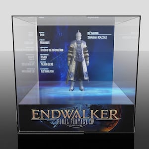 K&ouml;nnte beinhalten: Eine Vitrine mit einer Final Fantasy XIV Endwalker-Figur. Die Figur ist ein Charakter namens Shabah Razzaz, ein Paladin. Die Vitrine hat einen schwarzen Sockel mit dem Logo des Spiels und eine transparente Acryl-Abdeckung.