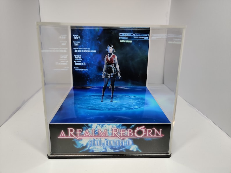 K&ouml;nnte beinhalten: Eine transparente Acryl-Vitrine mit einem Final Fantasy XIV-Diorama. Das Diorama zeigt eine weibliche Figur in roter und schwarzer Kleidung, die auf einer blau beleuchteten Plattform steht. Der Sockel des Geh&auml;uses zeigt das Logo des Spiels.