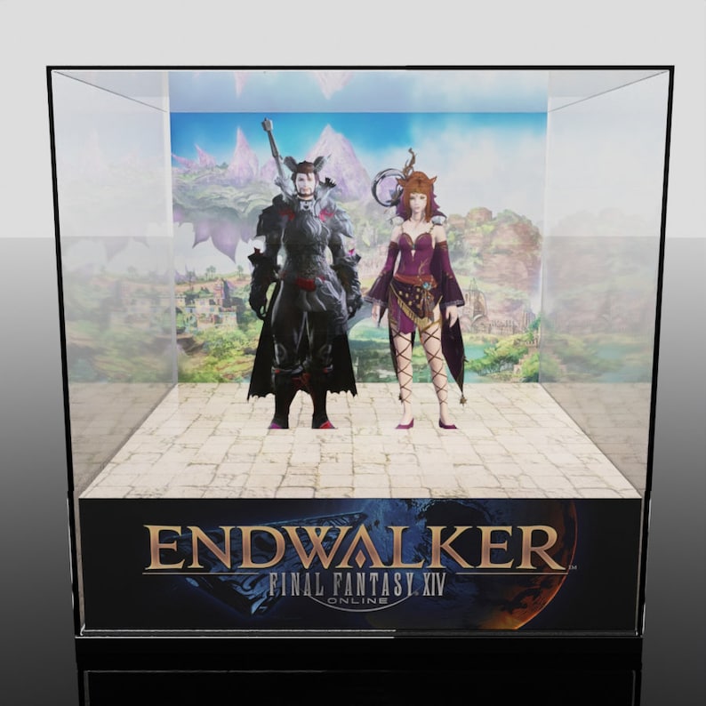 K&ouml;nnte beinhalten: Eine Vitrine mit zwei detaillierten Charakterfiguren aus dem Spiel Final Fantasy XIV: Endwalker. Die Figuren stehen auf einer Plattform mit einem szenischen Hintergrund. Die Vitrine zeigt das Logo des Spiels.