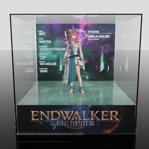 K&ouml;nnte beinhalten: Eine Vitrine mit einem Charakter aus Final Fantasy XIV, Lorelai Aisling, einem Wei&szlig;magier. Die Vitrine hat das Endwalker-Logo auf der Basis und Charakterdetails auf der R&uuml;ckseite.